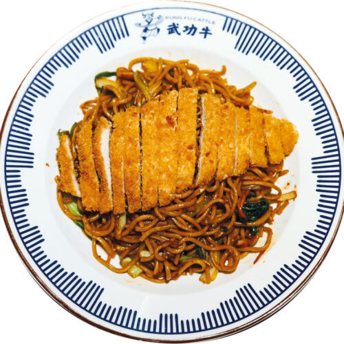 RAMEN SALTEADO CON POLLO EMPANADO